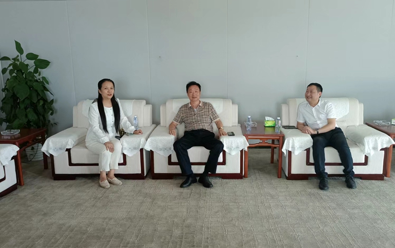 岳氏集團(tuán)董事長岳平安、北京中郵鴻運(yùn)董事副總黃貴斌拜訪中展航空