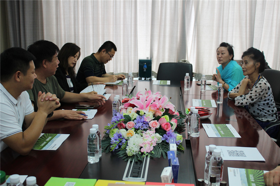 全國銀齡藝術(shù)專業(yè)委員會會長文風(fēng)到岳氏集團參觀調(diào)研